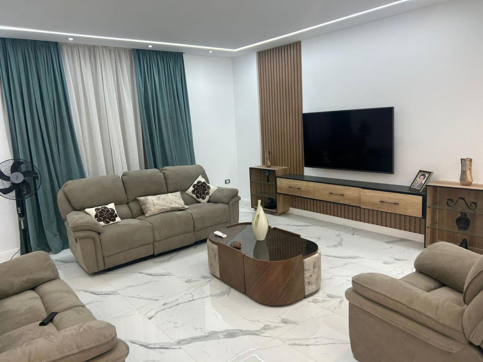 Apartment 200 متر جديدة بالكامل للايجار في الحى التاسع مدينة العبور القاهرة